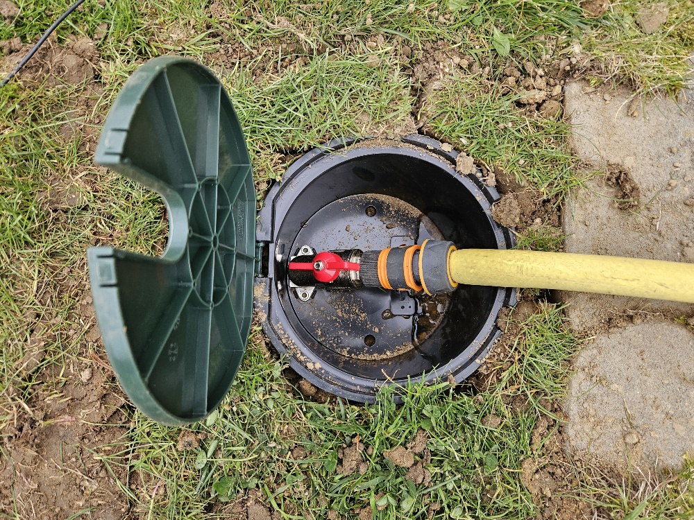 Ventilová šachta s guľovým ventilom s pripojenou hadicou 3/4